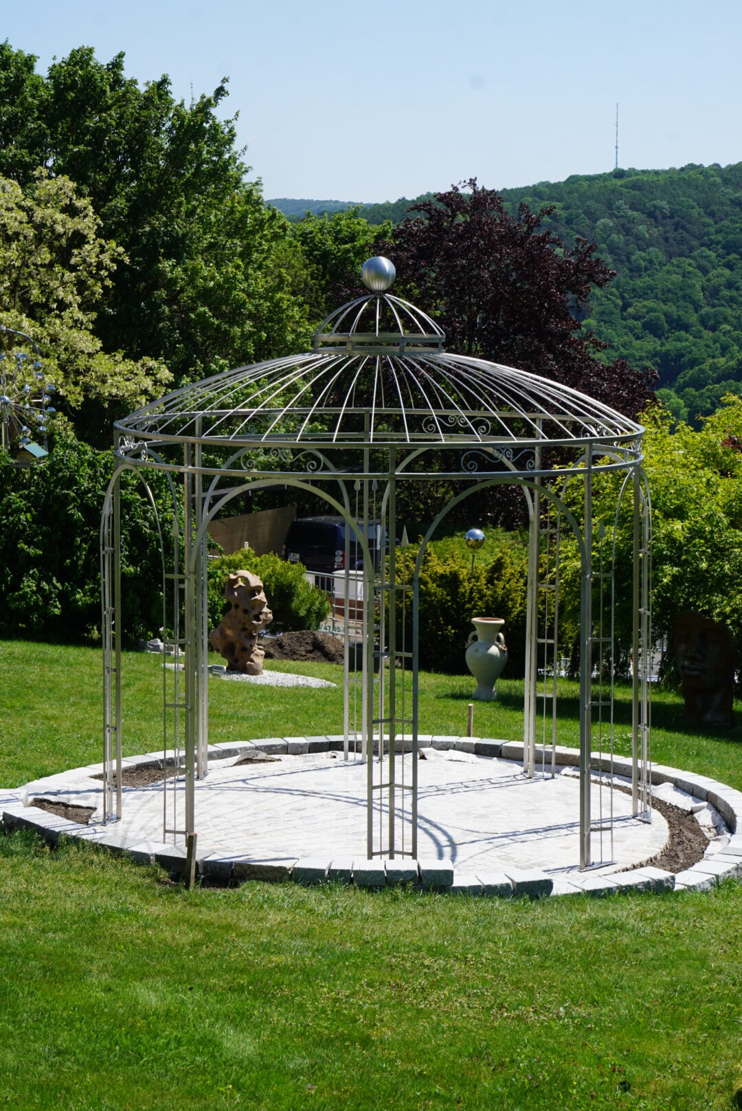 Handgefertigter Pavillon aus Edelstahl in einem Garten