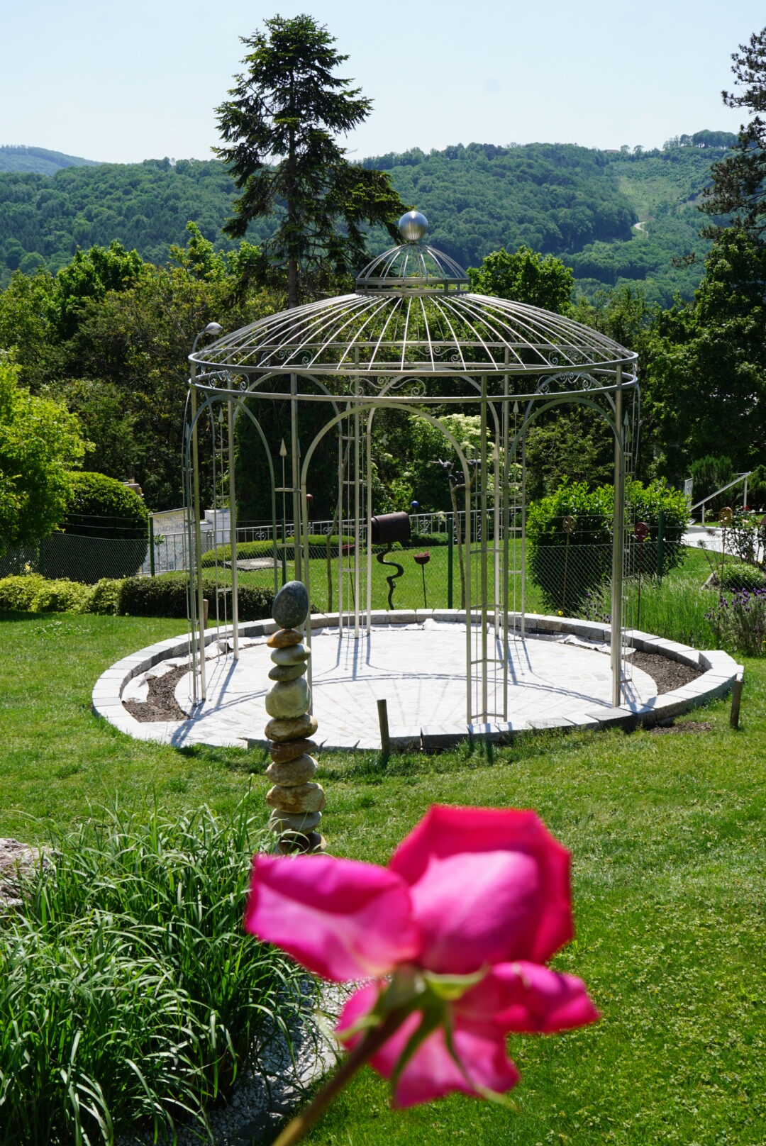 Edelstahlpavillon als Mittelpunkt einer Gartenanlage